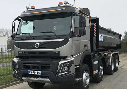 Camion porteur, grue et Ampliroll