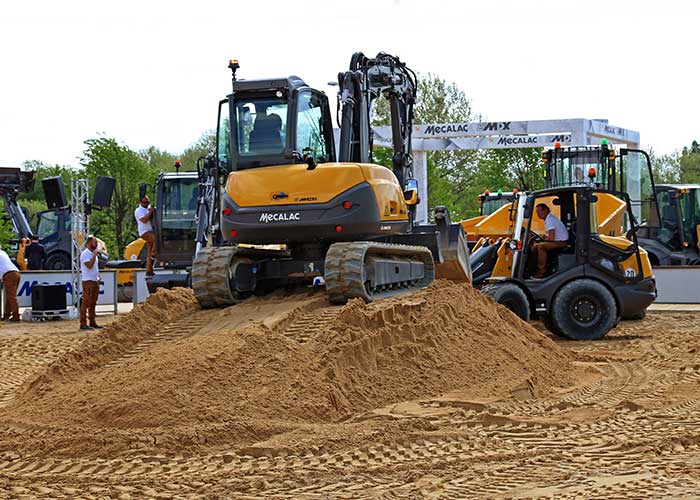 location pelle et mecalac avec chauffeur TP Plus à Lille, Lens, Douai, Amiens, Valenciennes